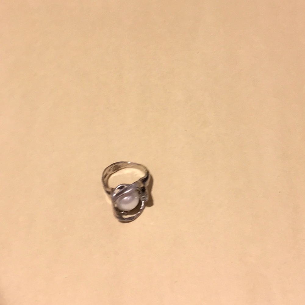 Ring with pearl
